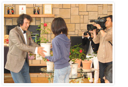 鉢植えの苗木贈呈の様子