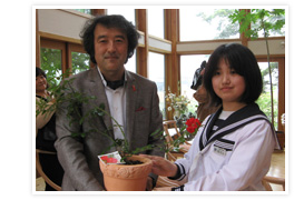 鉢植えの苗木贈呈の様子